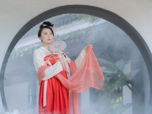 韓国の民族衣装を着た女性の画像