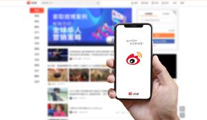 Weiboスマホアプリ画面 とWeiboのPCサイト画面のイメージ