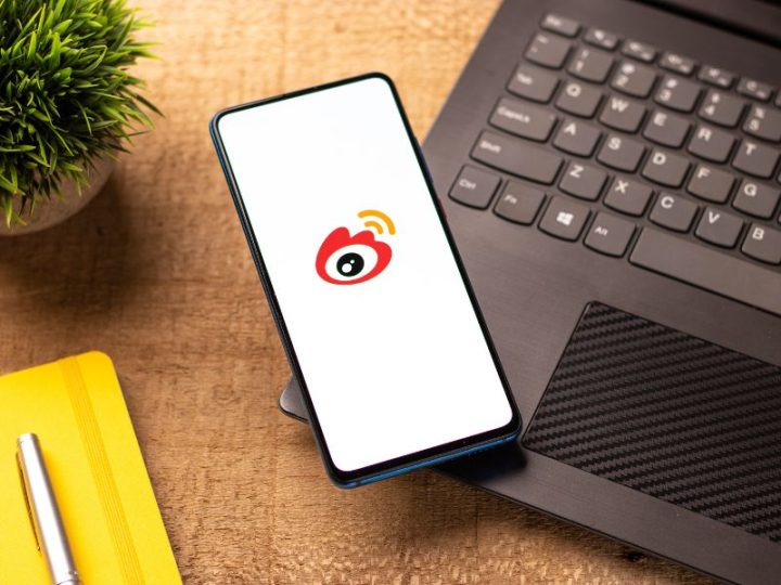 ノートパソコンとスマホの画像