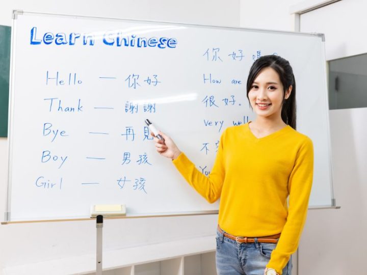 中国人女性がホワイトボードを使って中国語を教えているイメージ